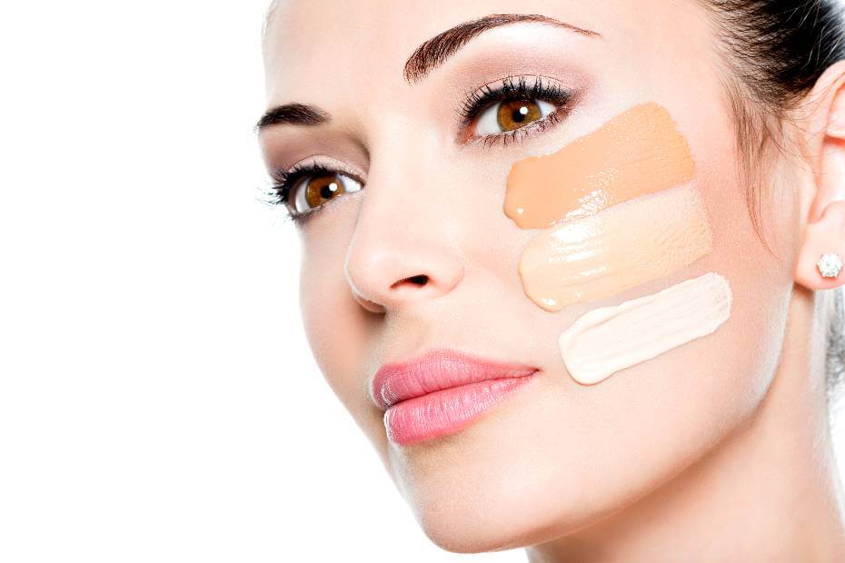 Mujer con diferentes tonos de polvos en la cara, sobre tips para lograr un maquillaje profesional