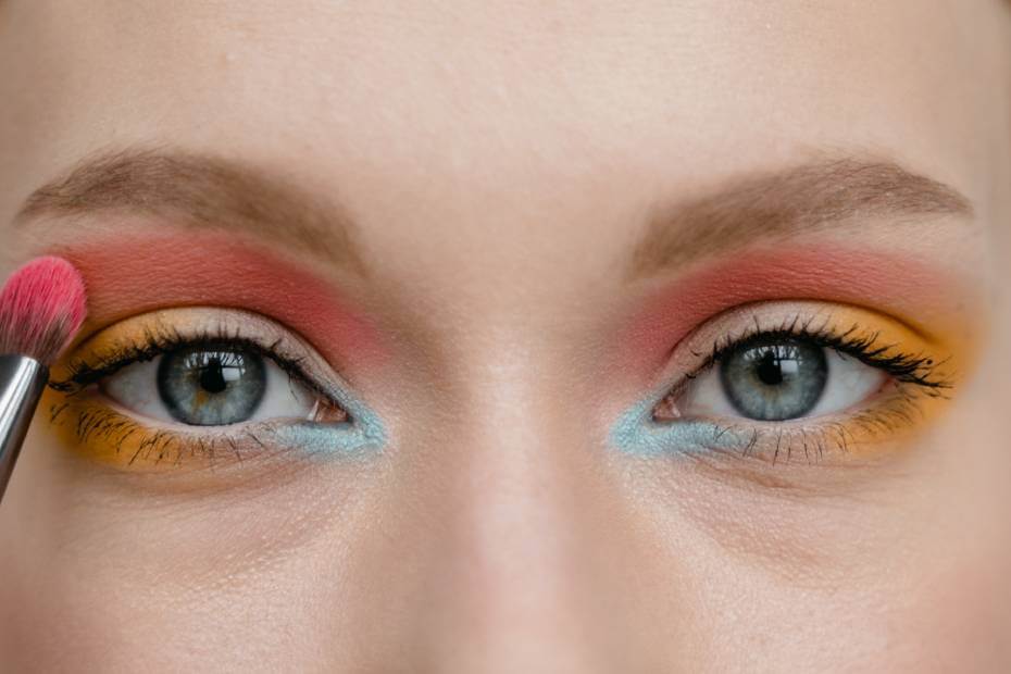 Mujer maquillando las sombras de sus ojos, sobre tips para lograr un maquillaje profesional