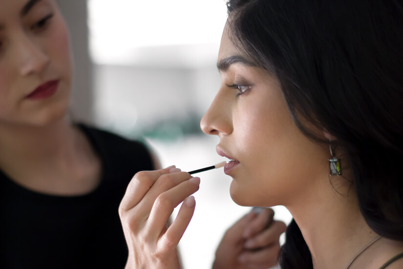 Mujer siendo maquillada por maquillista profesional para boda, XV años y evento social en el Monterrey a domicilio