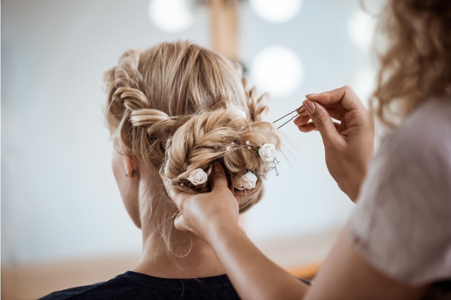 Mujer con peinado recogido elegante, sobre peinados para lucir increíble en cualquier ocasión