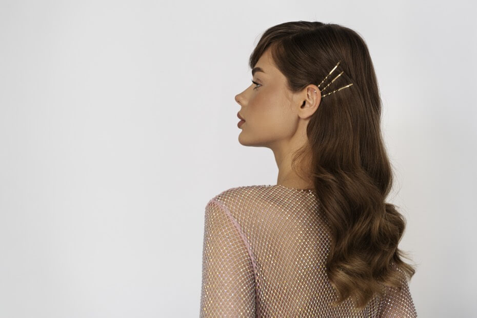 Mujer de lado con cabello suelto con accesorios, sobre peinados para lucir increíble en cualquier ocasión