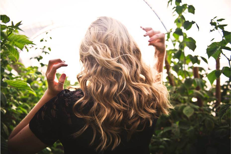 Mujer de espaldas con peinado suelto, ondas suaves, sobre peinados para lucir increíble en cualquier ocasión