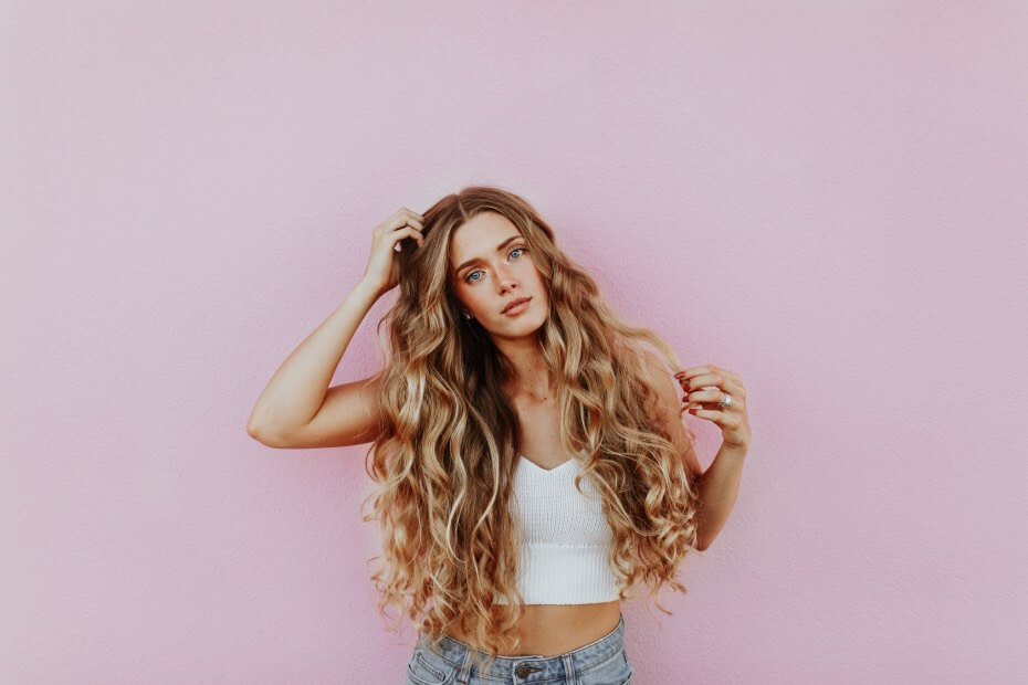 Mujer rubia con el cabello suelto posando, sobre peinados para lucir increible