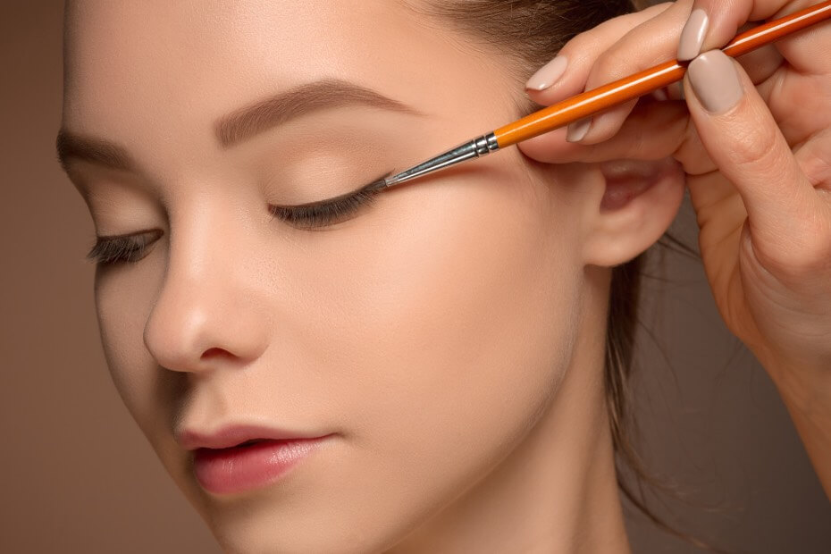 Mujer siendo maquillada con maquillaje Makeup Forever, sobre marcas de maquillaje gama alta que no conocías