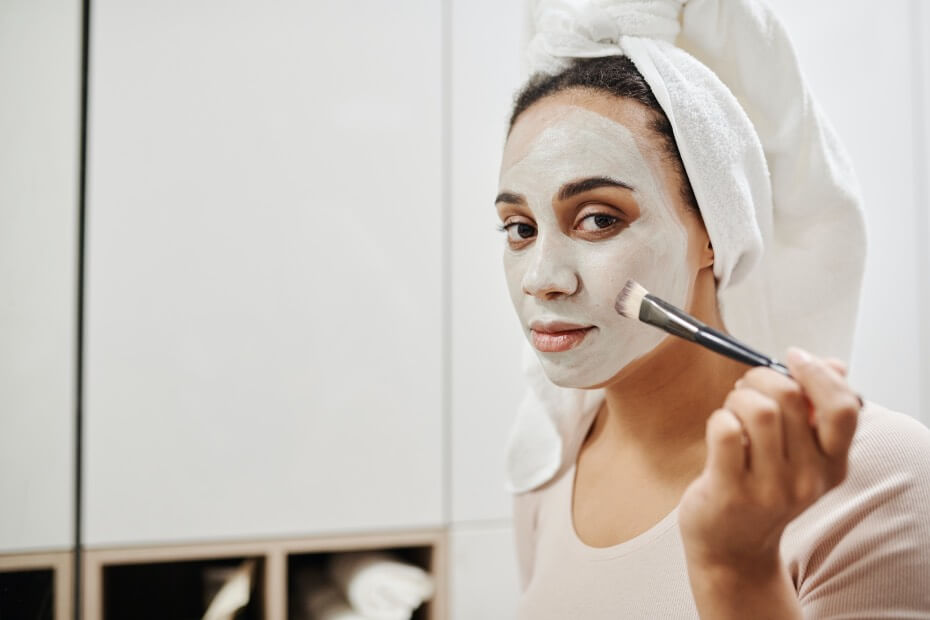 Mujer cuidando su rostro mientras realiza home office