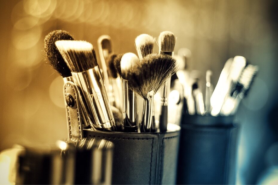 Varias brochas de maquillaje, sobre las 6 mejores marcas de maquillaje cruelty free para una belleza consciente