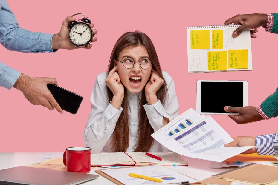 Mujer desesperada por estar demasiado ocupada, sobre productos de belleza multifuncionales para mujeres ocupadas