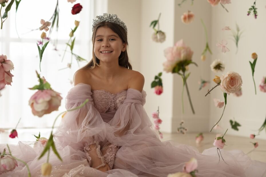 Quinceañera con una tiara y peinado y maquillaje de Foriu en Ciudad de México