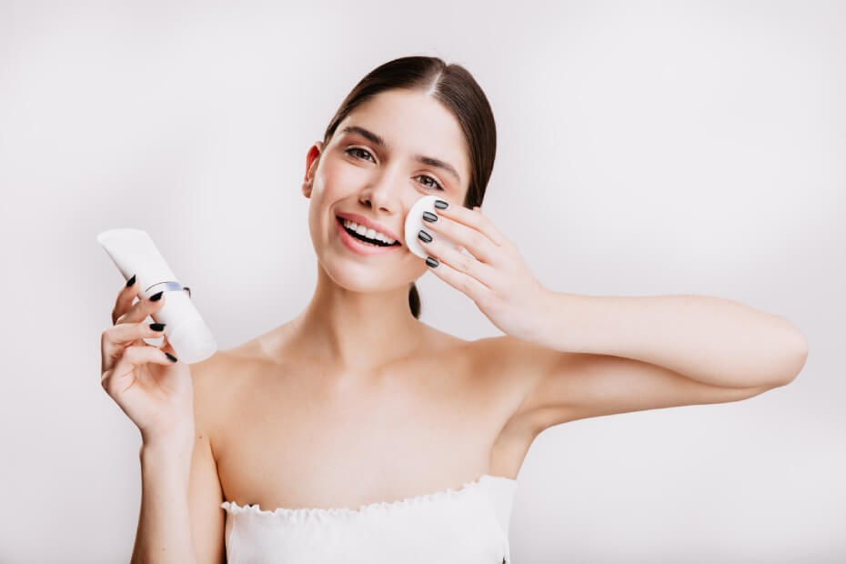 Mujer utilizando leche limpiadora para quitarse el maquillaje de Foriu realizado en Guadalajara