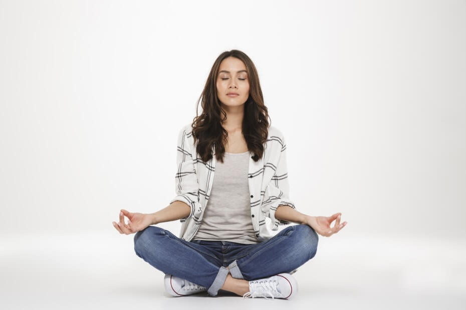 Mujer sentada realizando una meditación días antes de su boda para gestionar el estrés