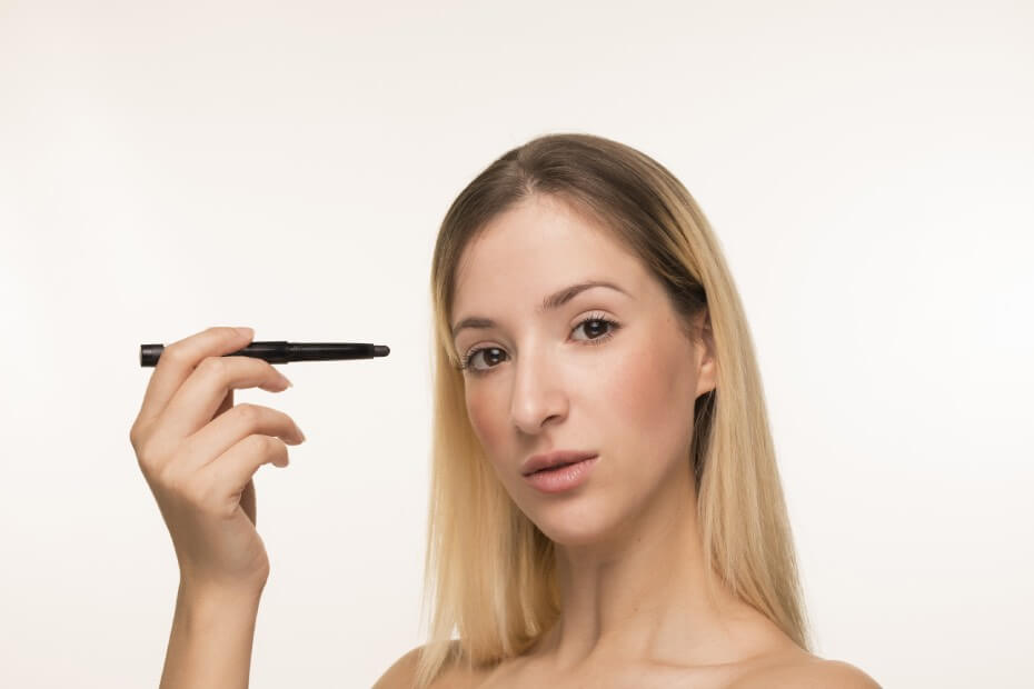 Mujer rubia aplicándoselos delineador negro como recomendación de Foriu