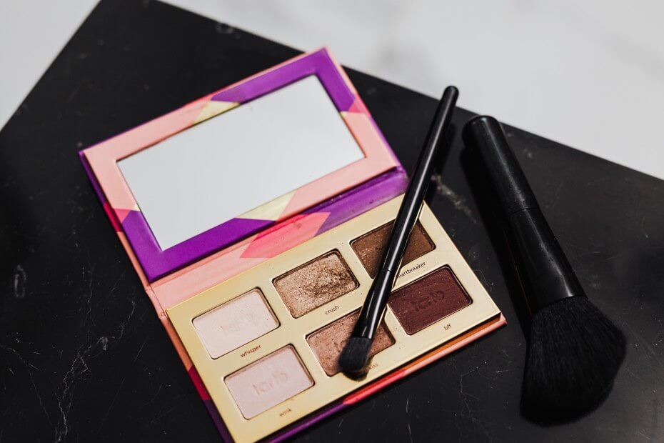 Paleta de sombras de ojos con tonos cafés