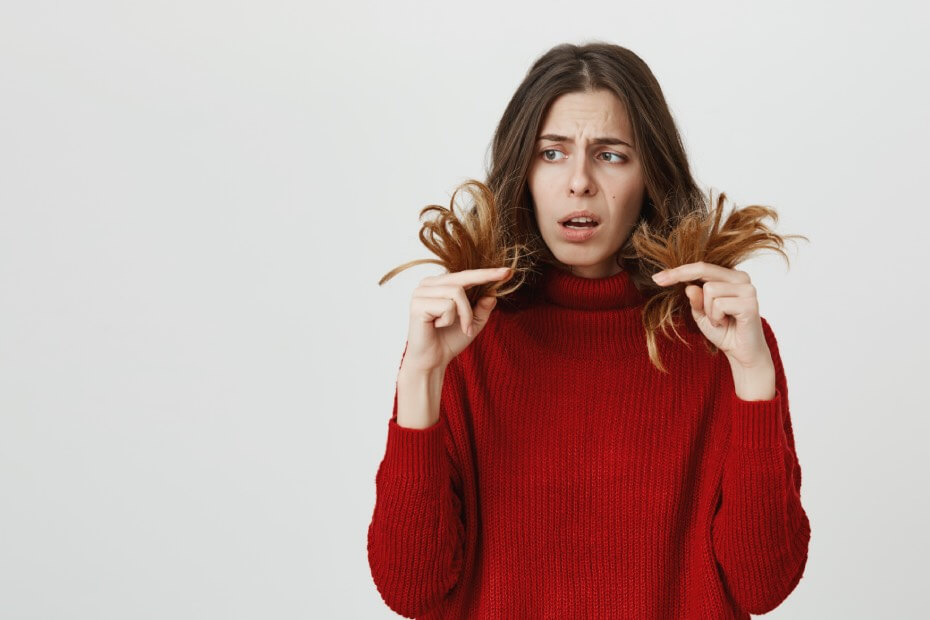 Mujer disgustada por sus puntas abiertas esperando para seguir consejos de Foriu