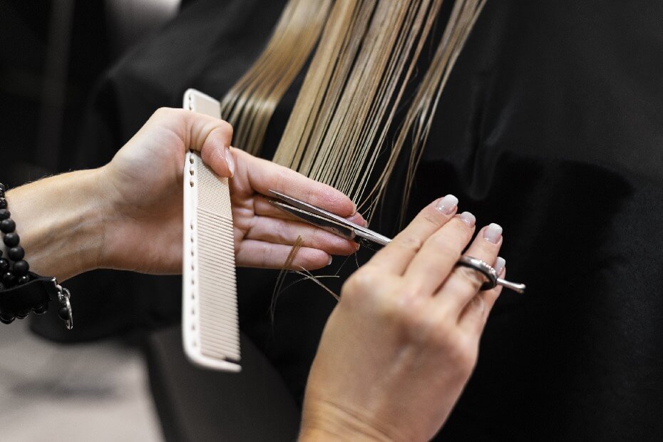 Recortando puntas abiertas de cabello maltratado siguiendo consejo de Foriu