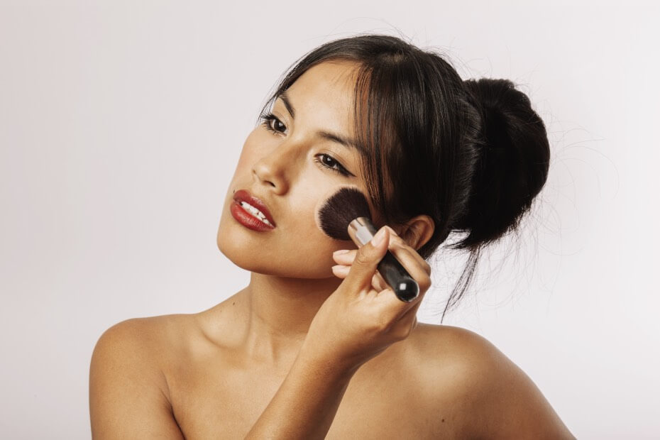Mujer fijando su maquillaje siguiendo los tips de Foriu