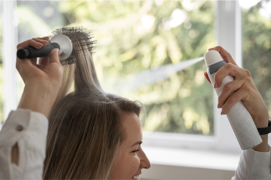 Mujer utilizando productos adecuados en cabello como tip de Foriu