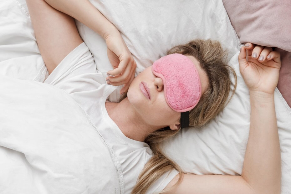 Chica descansado suficientemente para mantenerse joven y radiante