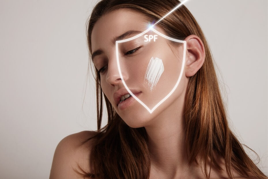 Mujer con protección solar spf en la cara como recomendó Foriu.
