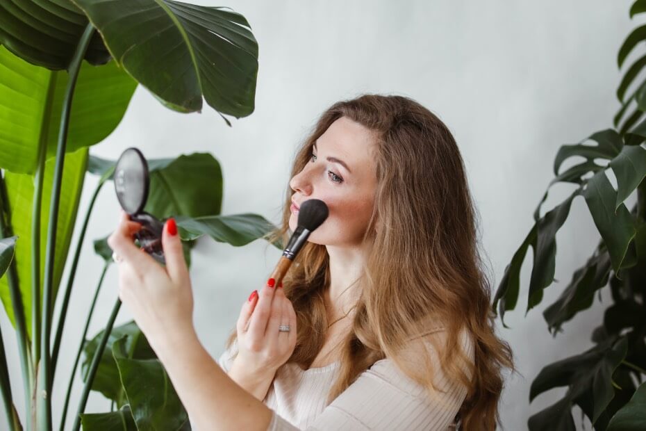 Señorita creando un look espectacular de makeup ya que sigue los consejos de Foriu para evitar los errores capitales del maquillaje.