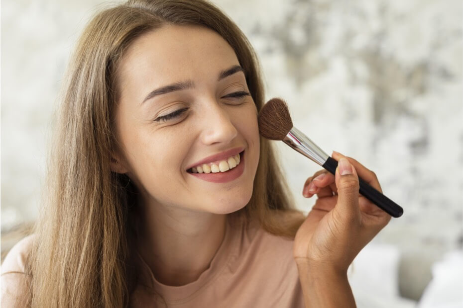 Chica sellando su maquillaje con una brocha ya que sigue las recomendaciones de Foriu para evitar los errores del maquillaje.