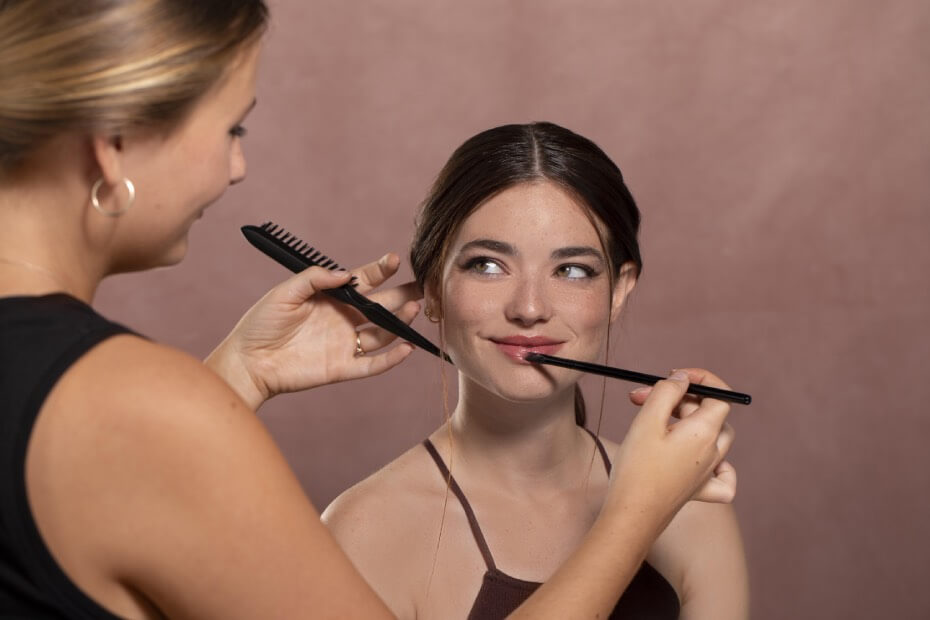 Clienta de Foriu disfrutando los servicios de maquillaje a domicilio en Querétaro.