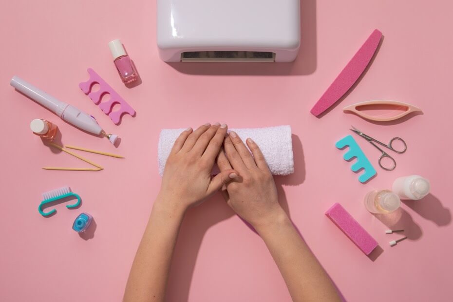 Foriu nos brinda todos los pasos en su blog para poder hacerte un manicure desde casa.