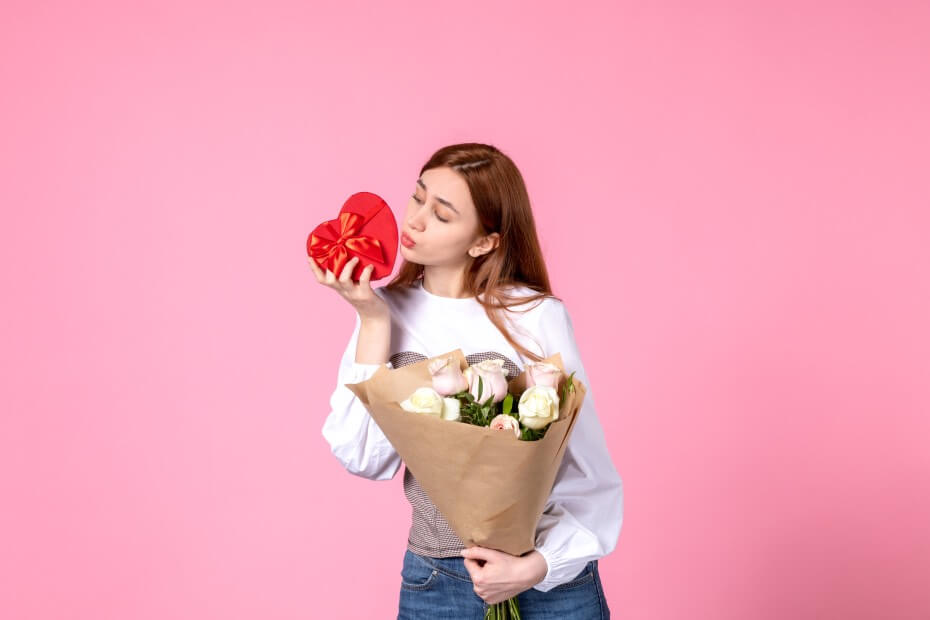 Foriu nos recomienda looks de peinado y maquillaje según el plan de San Valentín.
