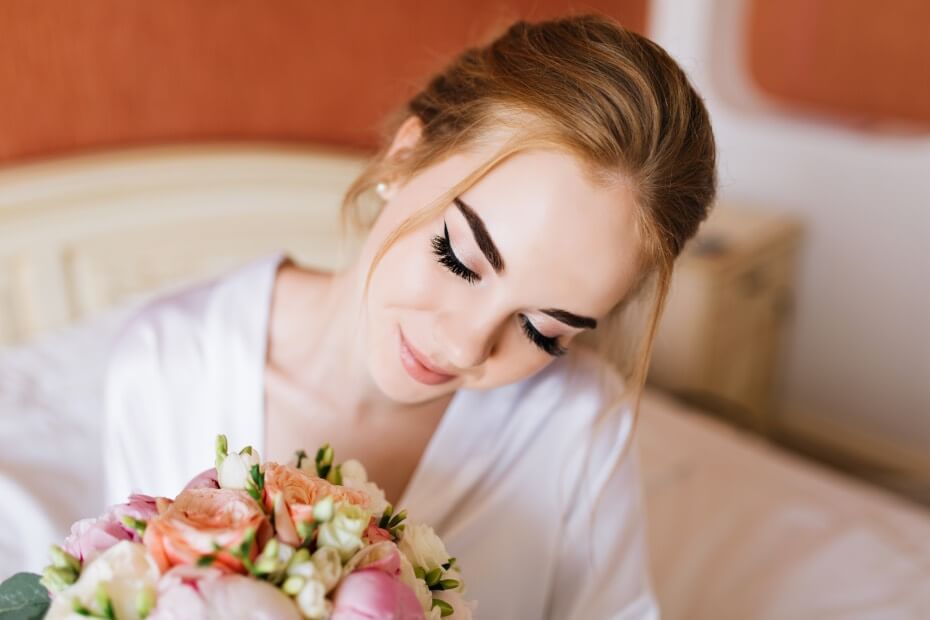 Novia siendo maquillada por Foriu para boda en Cuernavaca.